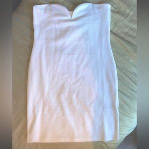 Flattering white strapless dress from H&M with ribbed pattern, size medium